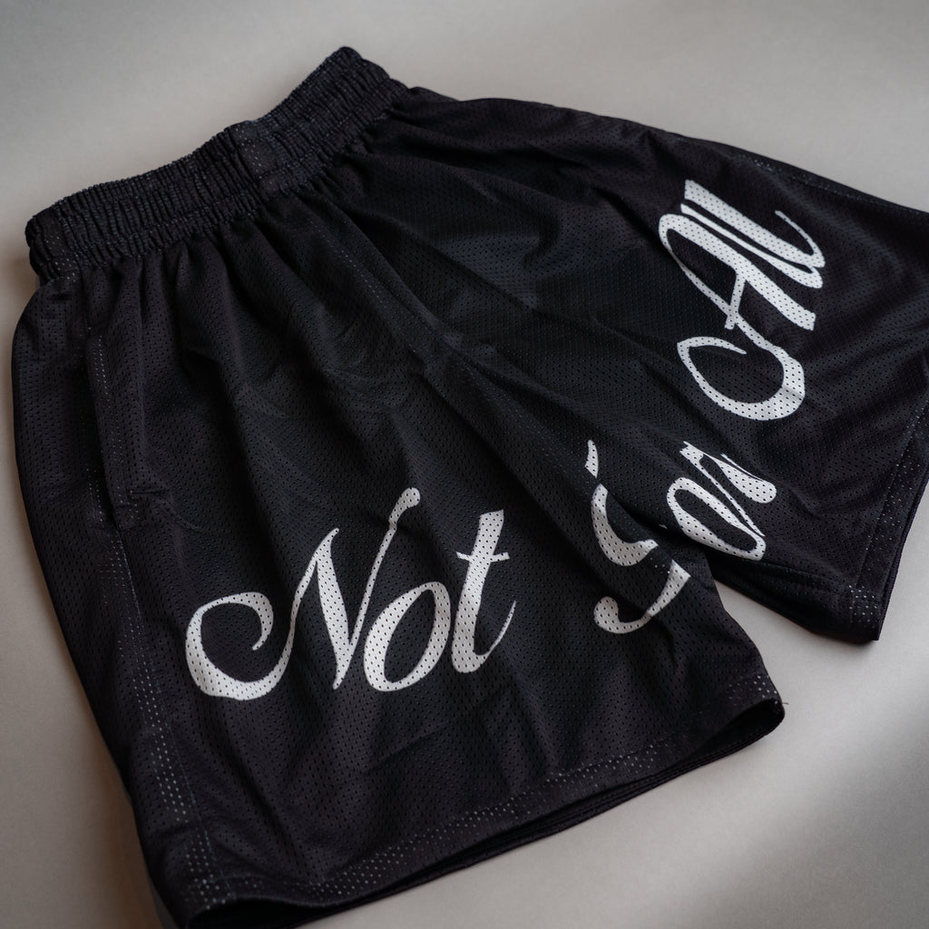 SIGNATURE MESH SHORTS IN OBSIDIAN BLACK