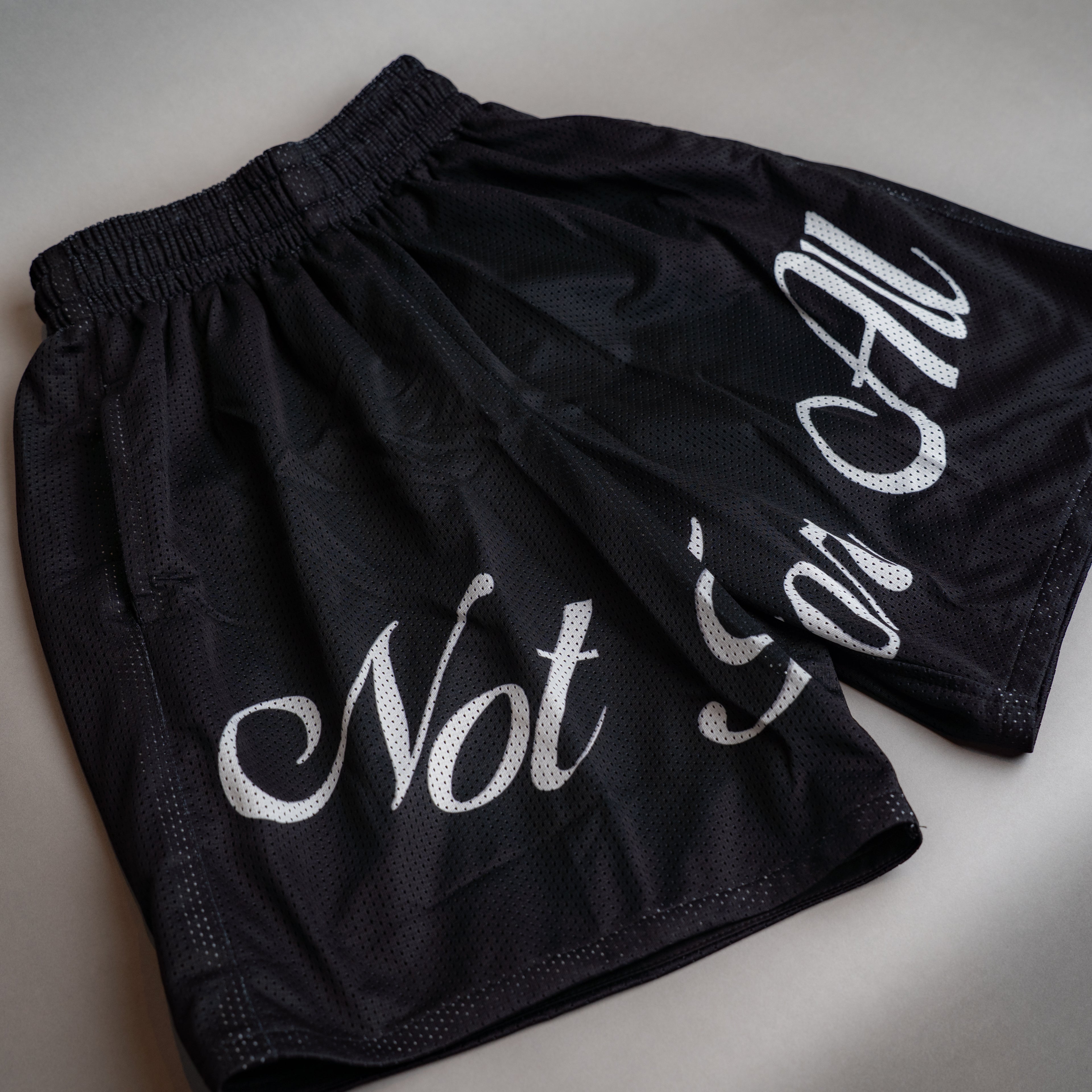 SIGNATURE MESH SHORTS IN OBSIDIAN BLACK