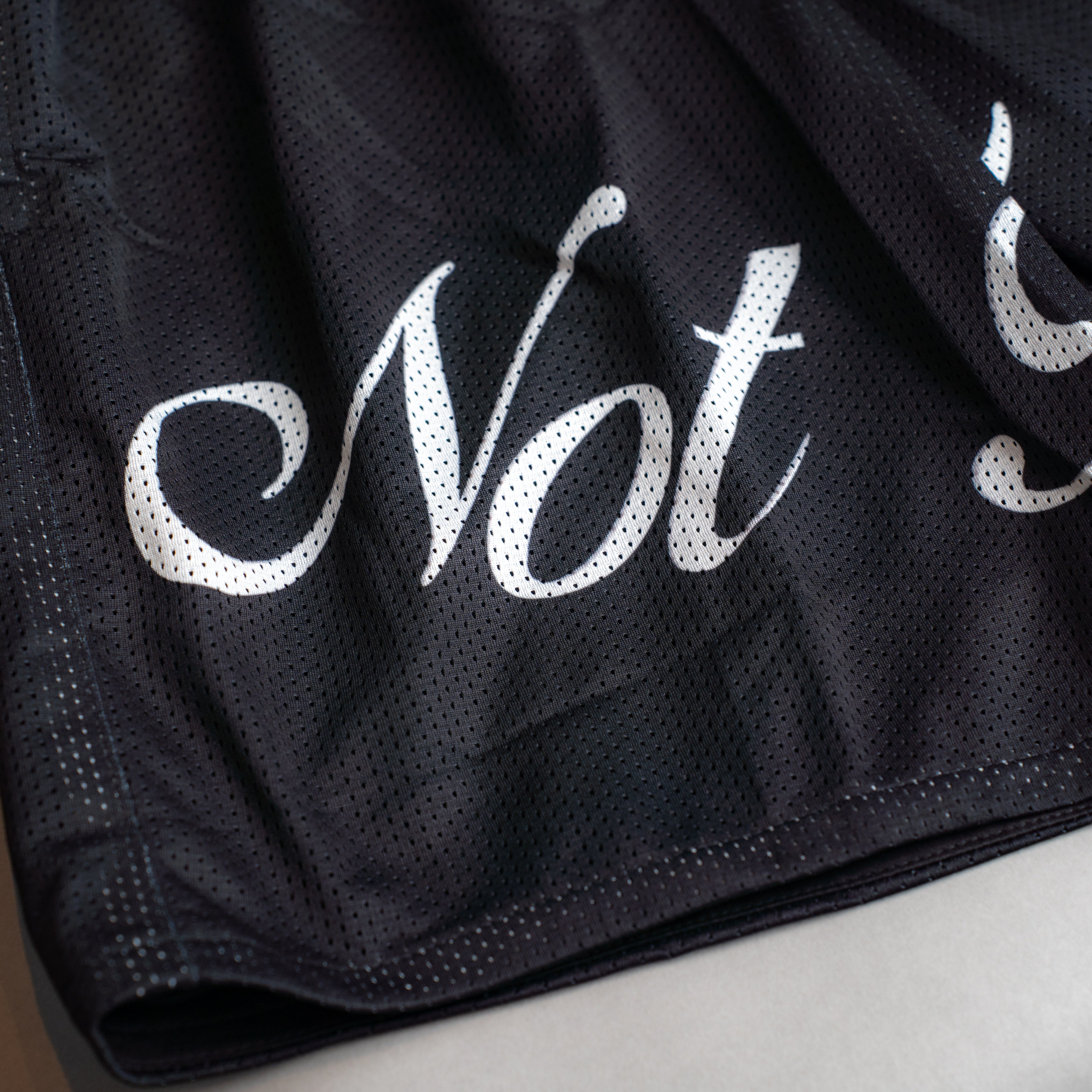 SIGNATURE MESH SHORTS IN OBSIDIAN BLACK