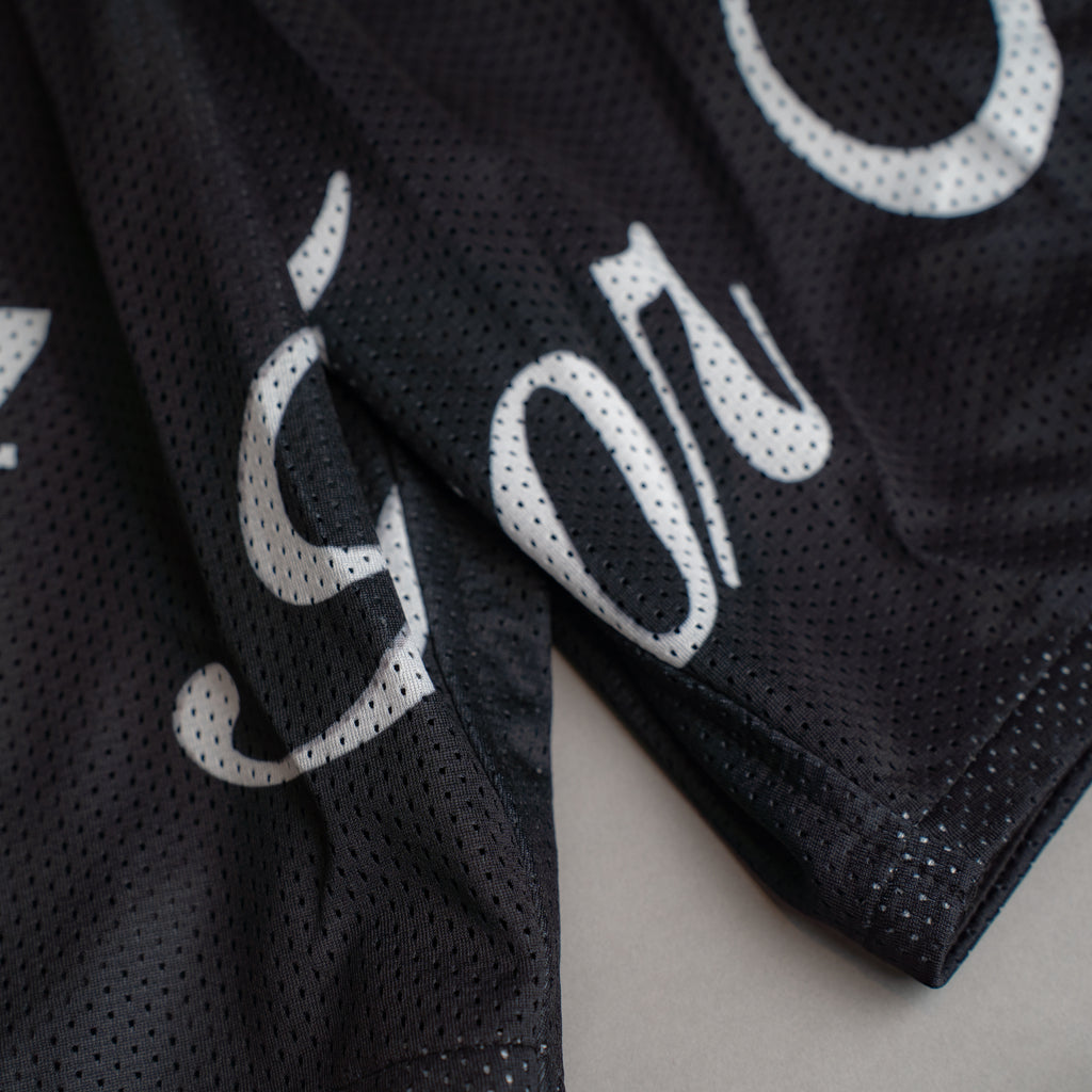 SIGNATURE MESH SHORTS IN OBSIDIAN BLACK