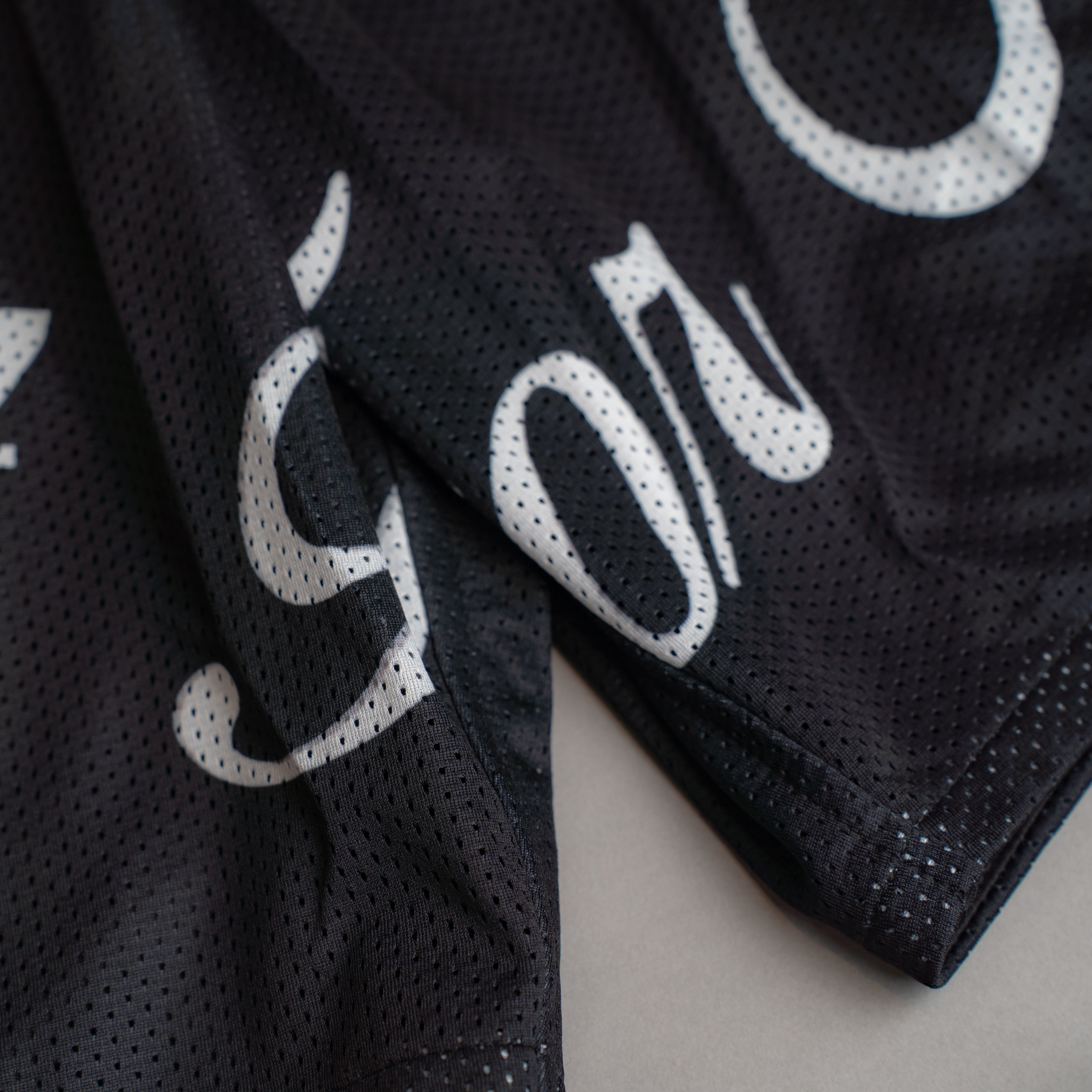 SIGNATURE MESH SHORTS IN OBSIDIAN BLACK