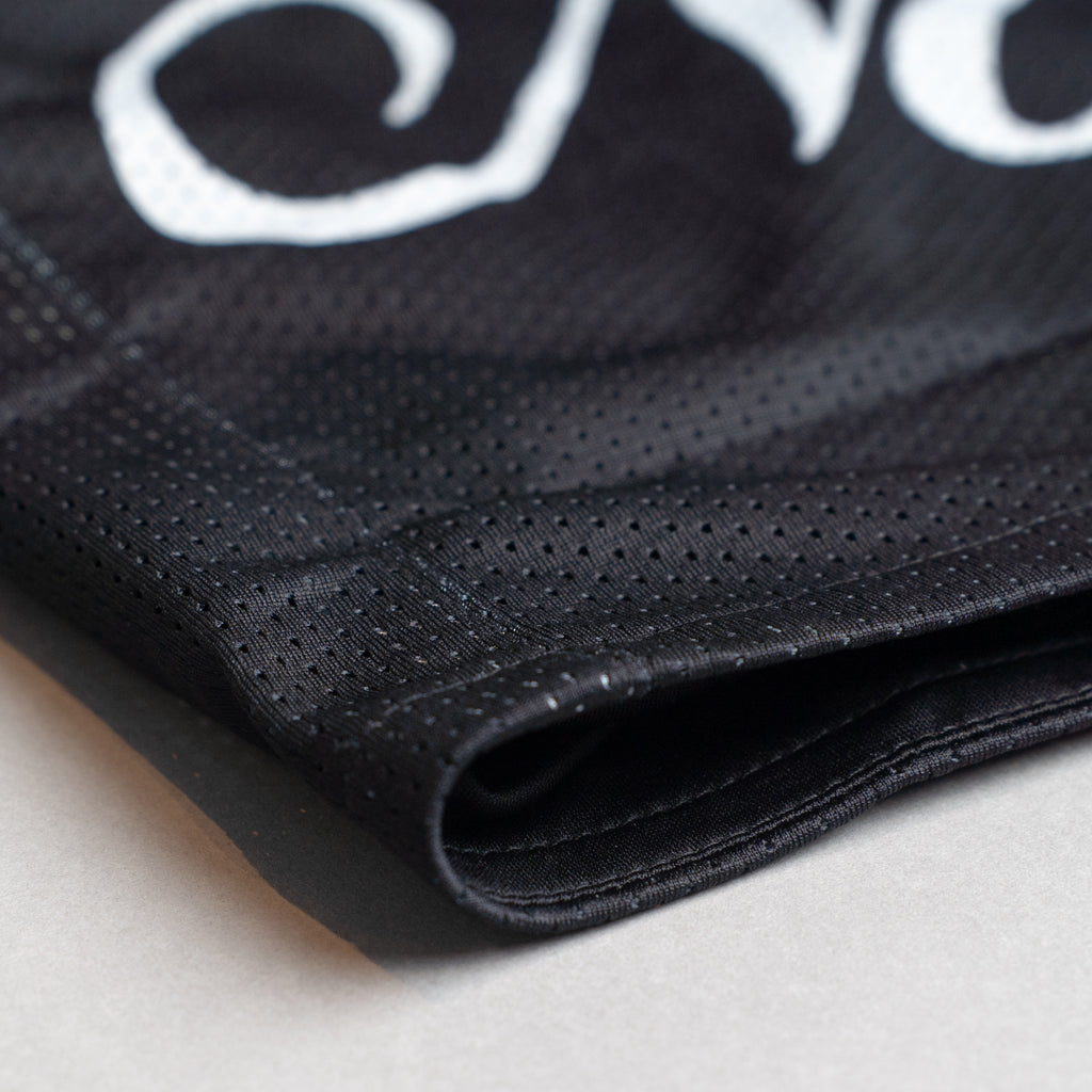 SIGNATURE MESH SHORTS IN OBSIDIAN BLACK