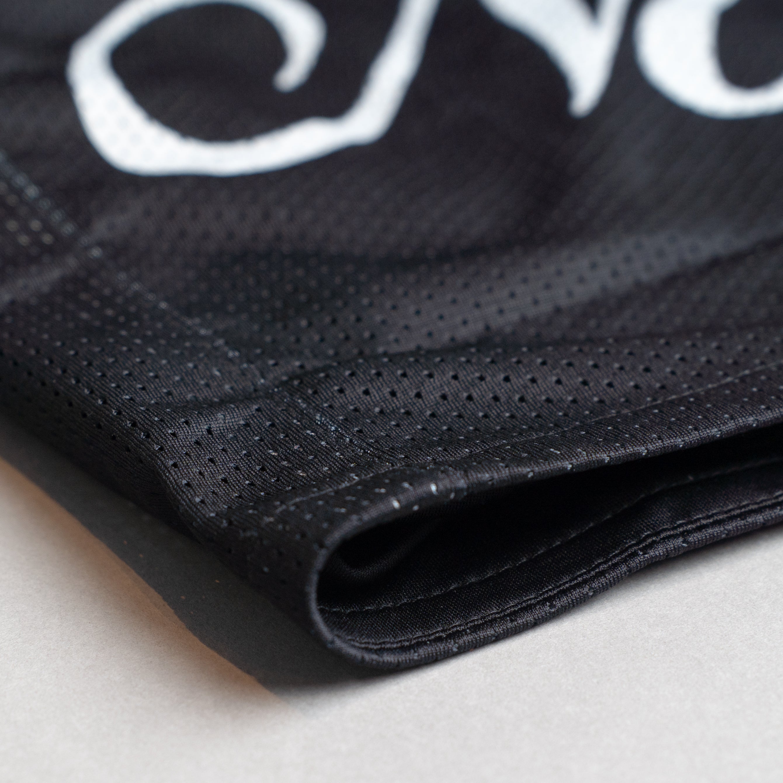 SIGNATURE MESH SHORTS IN OBSIDIAN BLACK