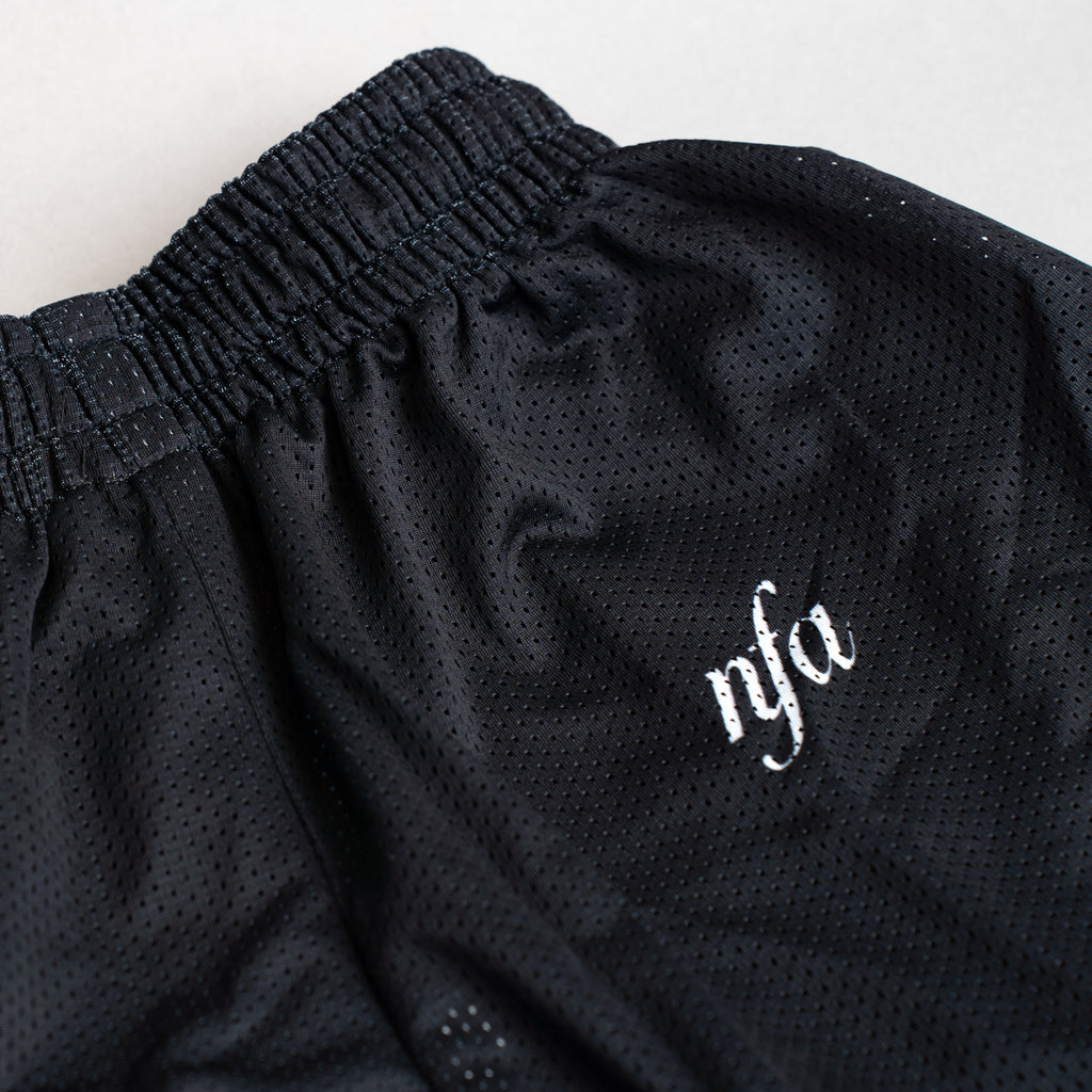 SIGNATURE MESH SHORTS IN OBSIDIAN BLACK
