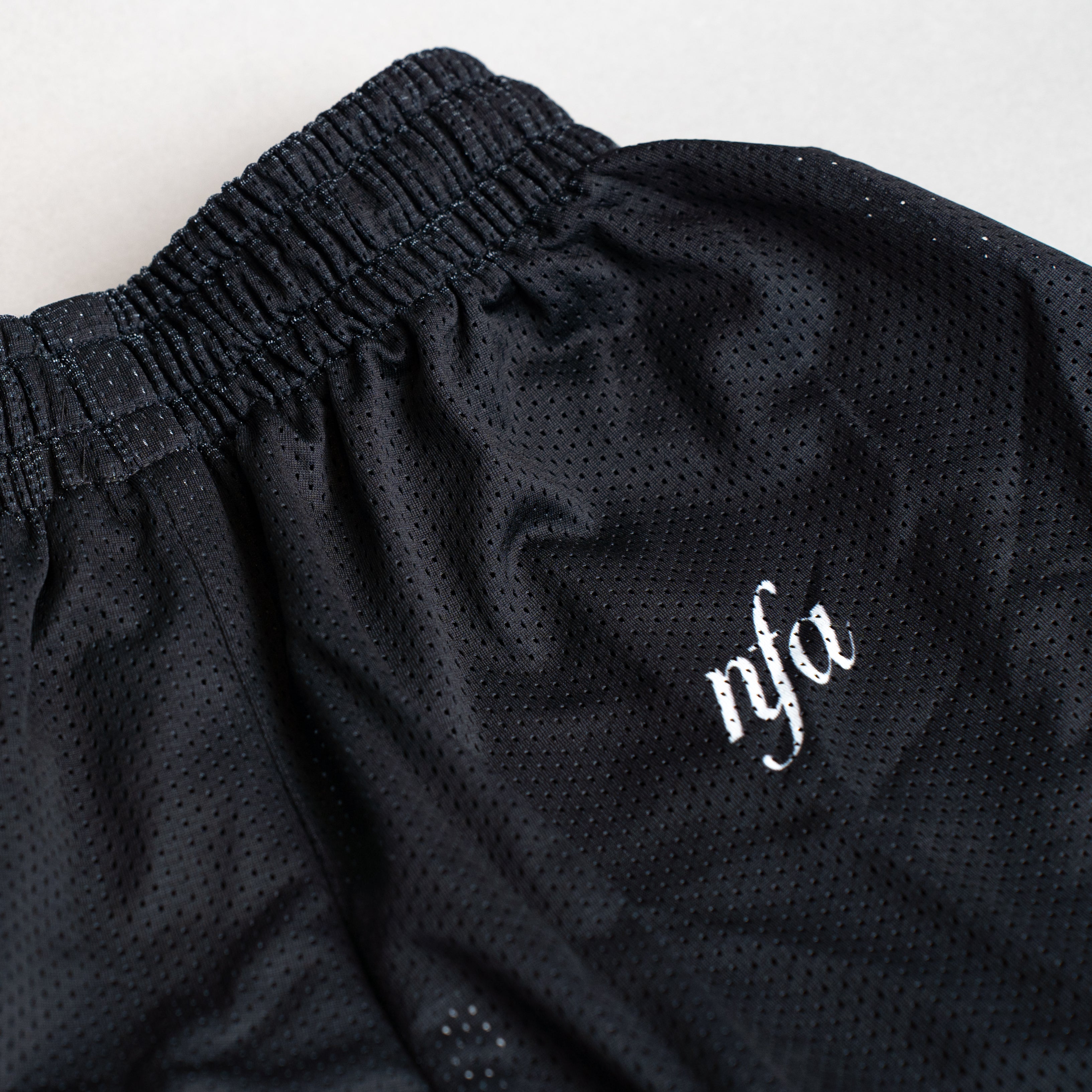 SIGNATURE MESH SHORTS IN OBSIDIAN BLACK