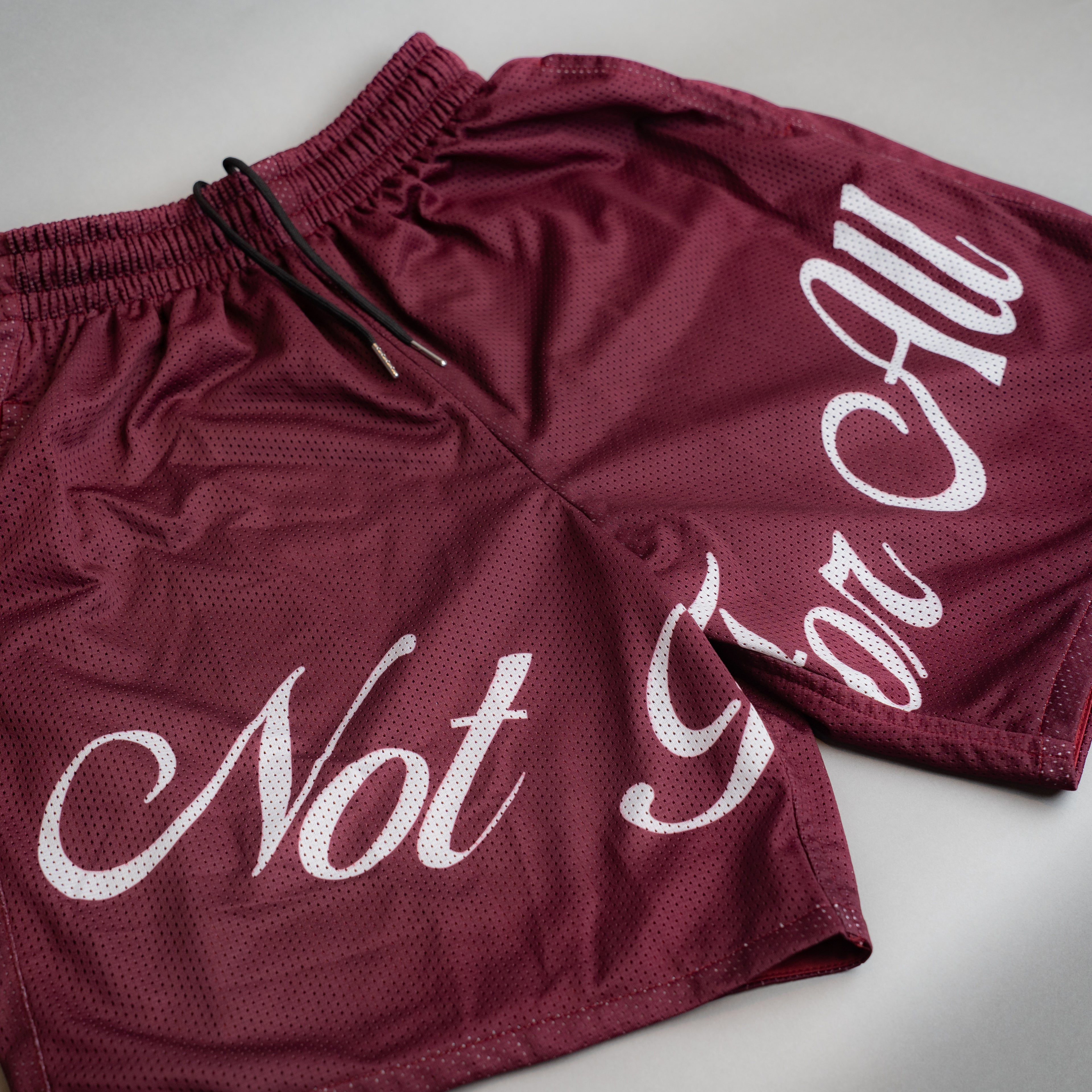 SIGNATURE MESH SHORTS IN BORDEAUX