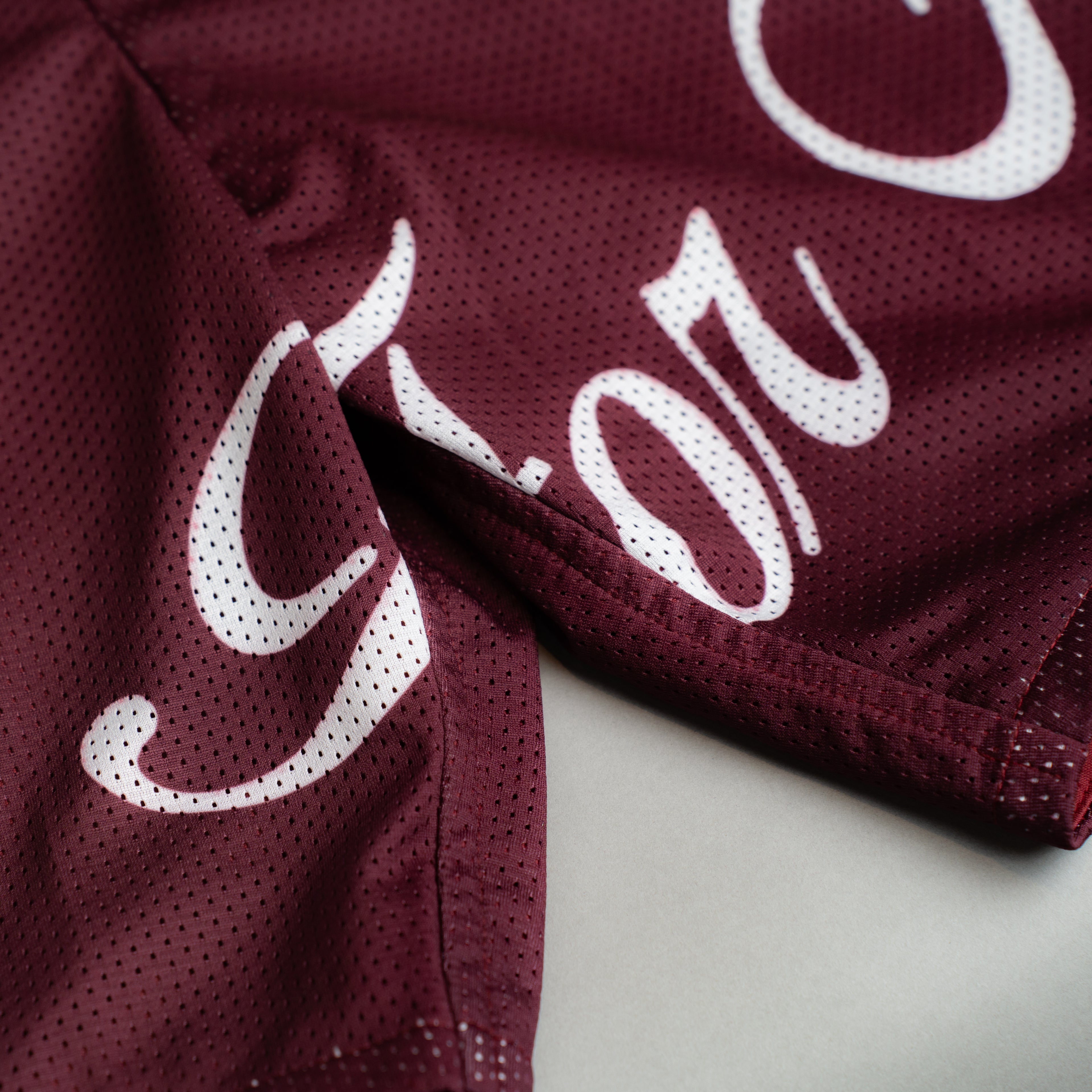 SIGNATURE MESH SHORTS IN BORDEAUX