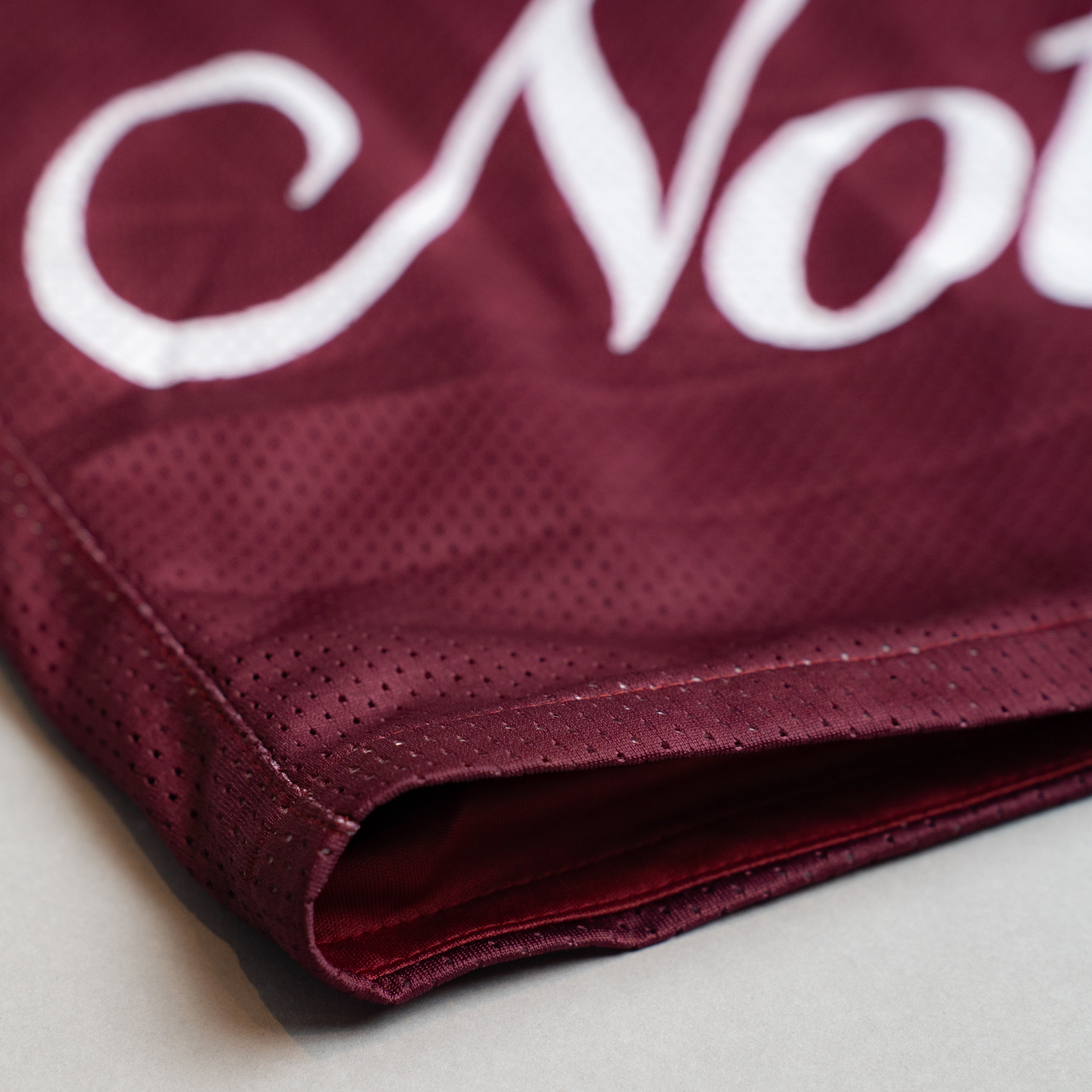 SIGNATURE MESH SHORTS IN BORDEAUX