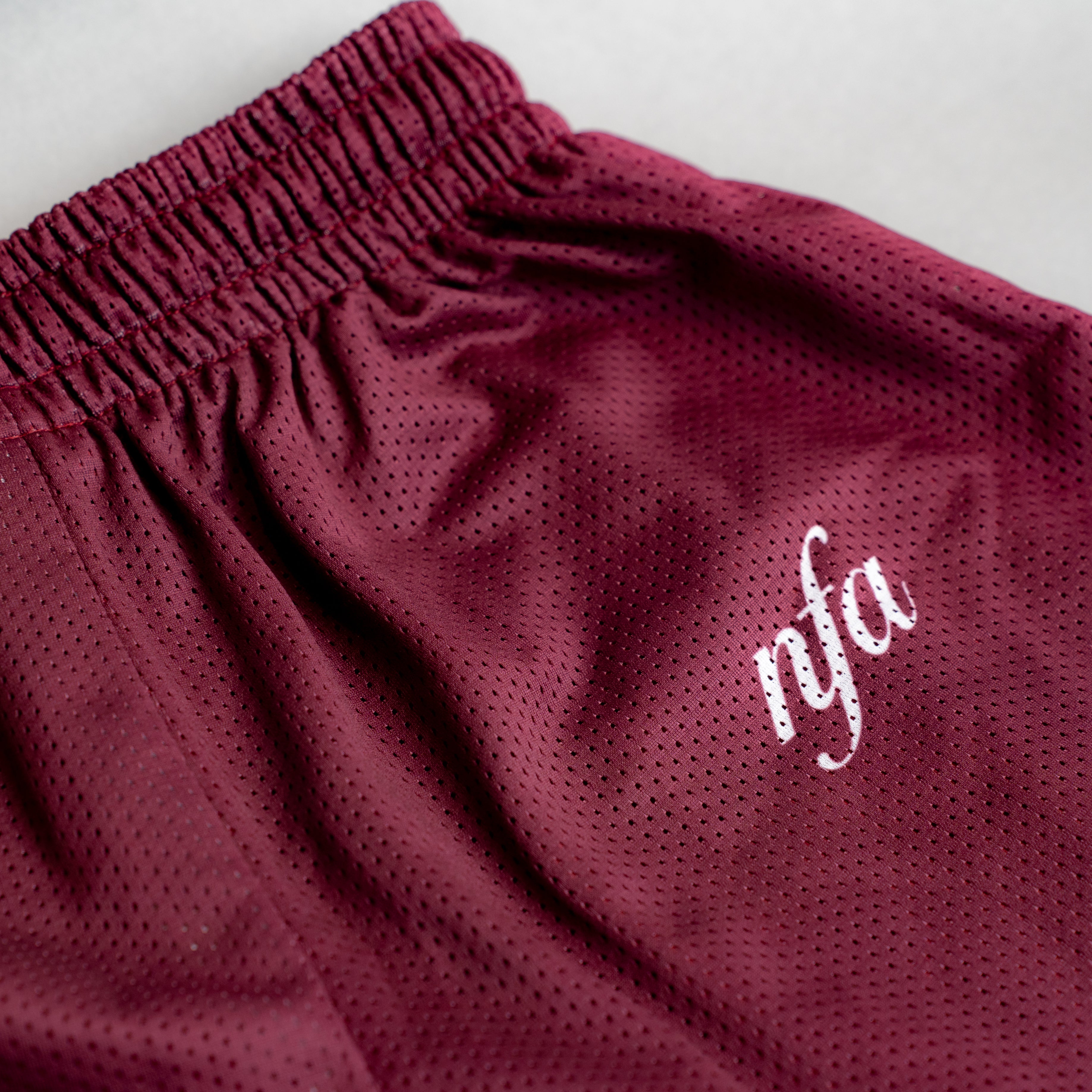 SIGNATURE MESH SHORTS IN BORDEAUX