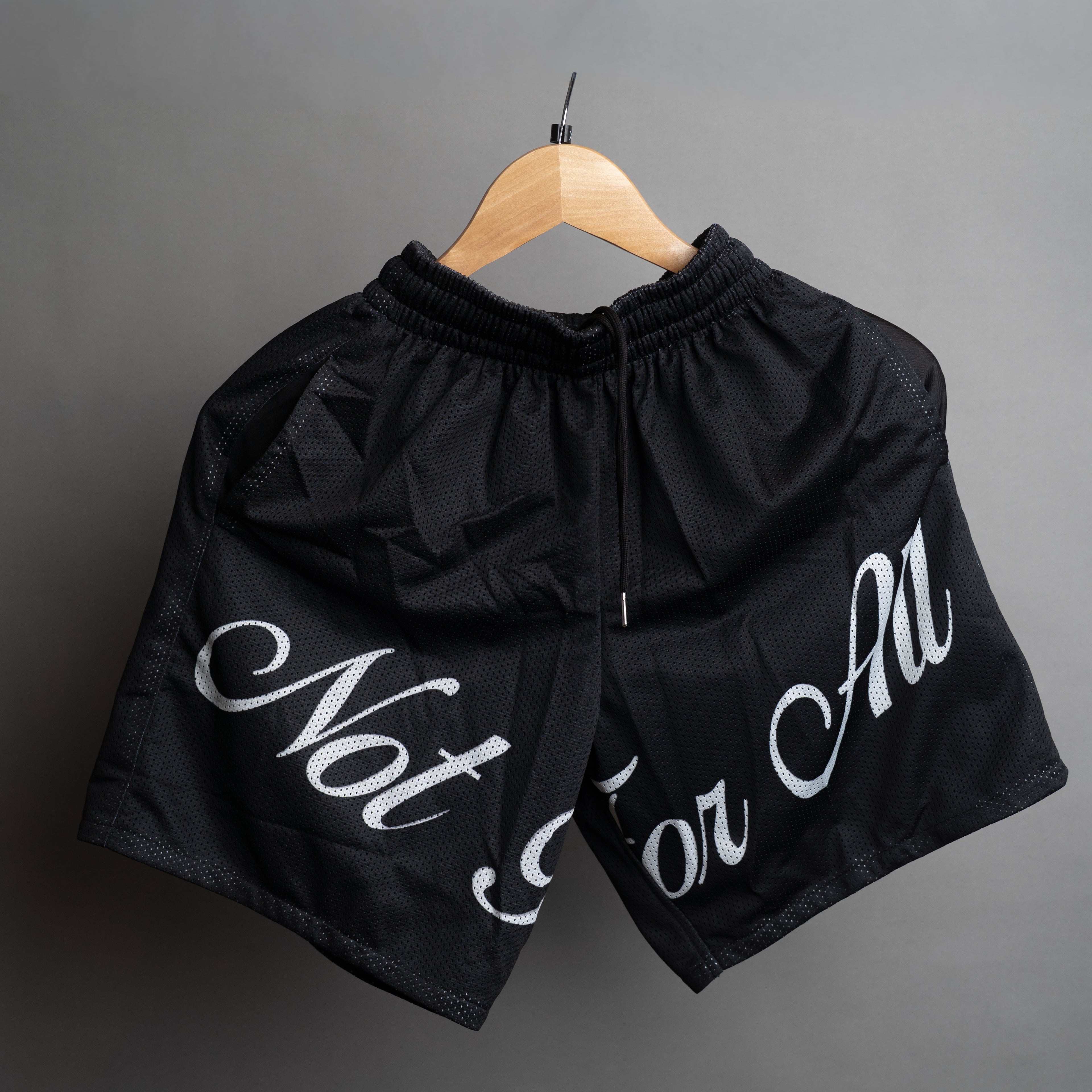 SIGNATURE MESH SHORTS IN OBSIDIAN BLACK