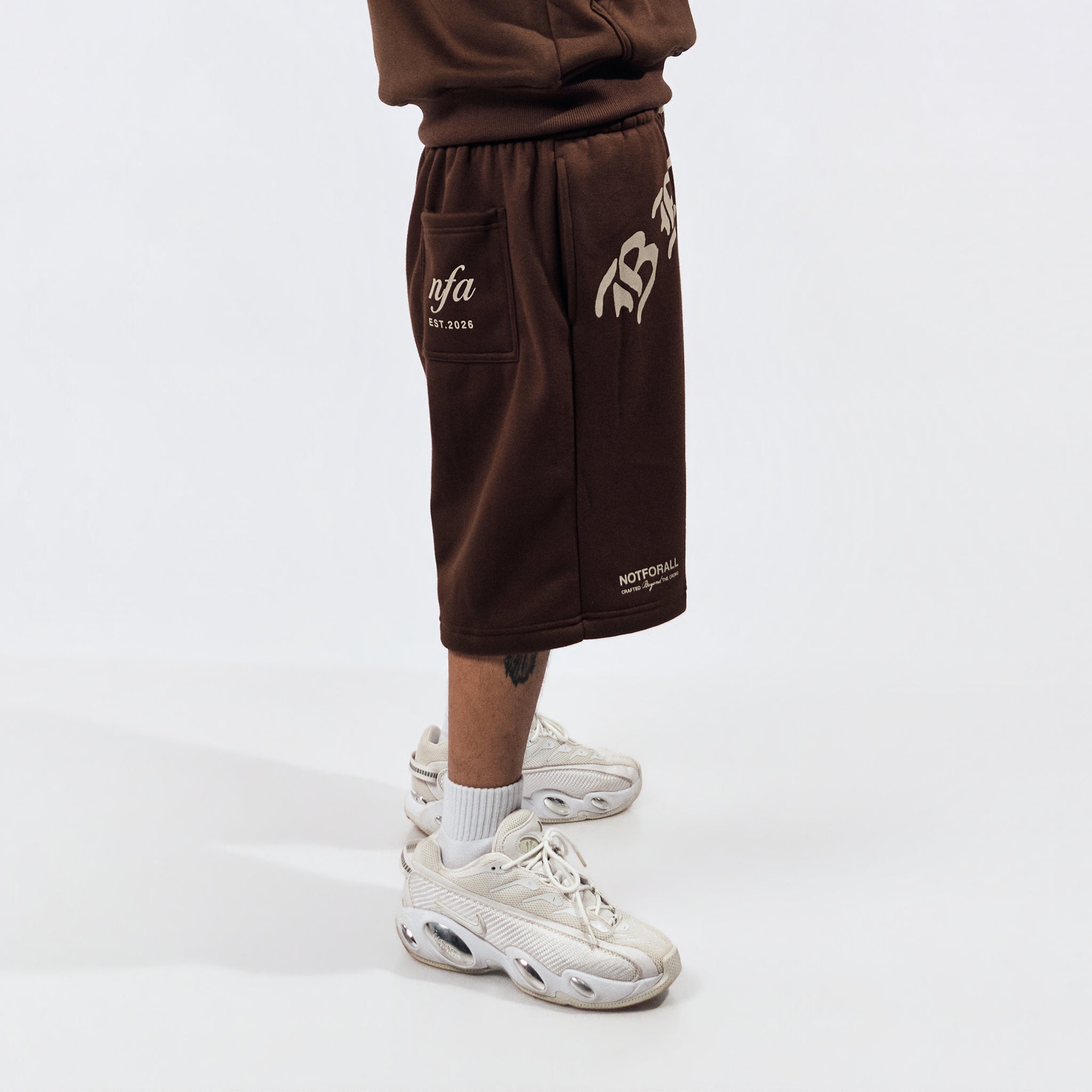 SIGNATURE SWEATSHORTS IN MOCHA