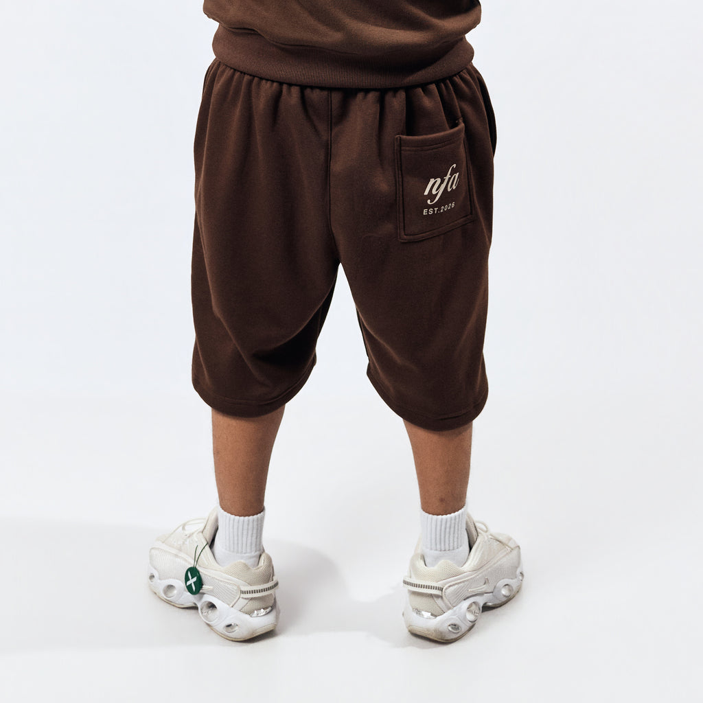 SIGNATURE SWEATSHORTS IN MOCHA