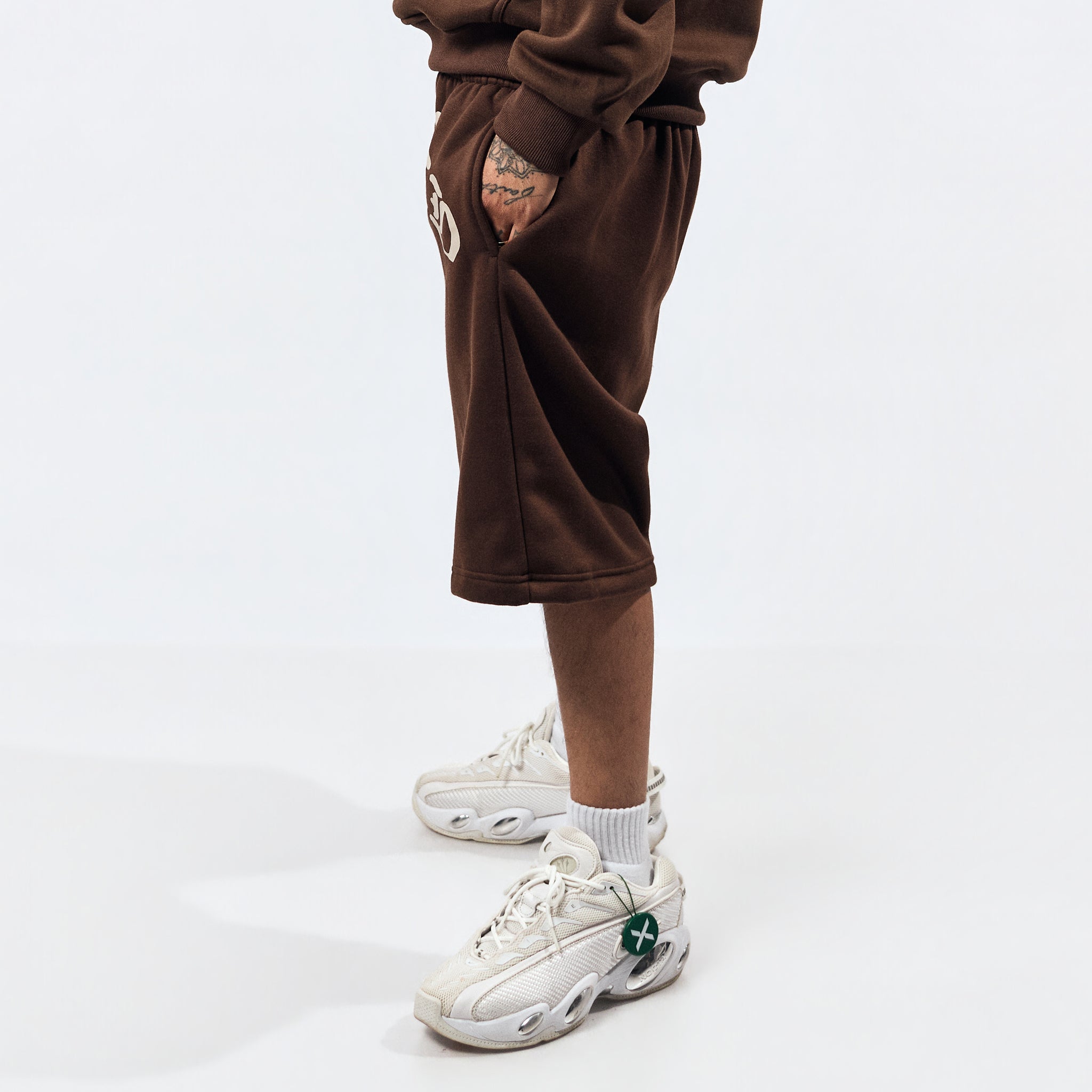SIGNATURE SWEATSHORTS IN MOCHA