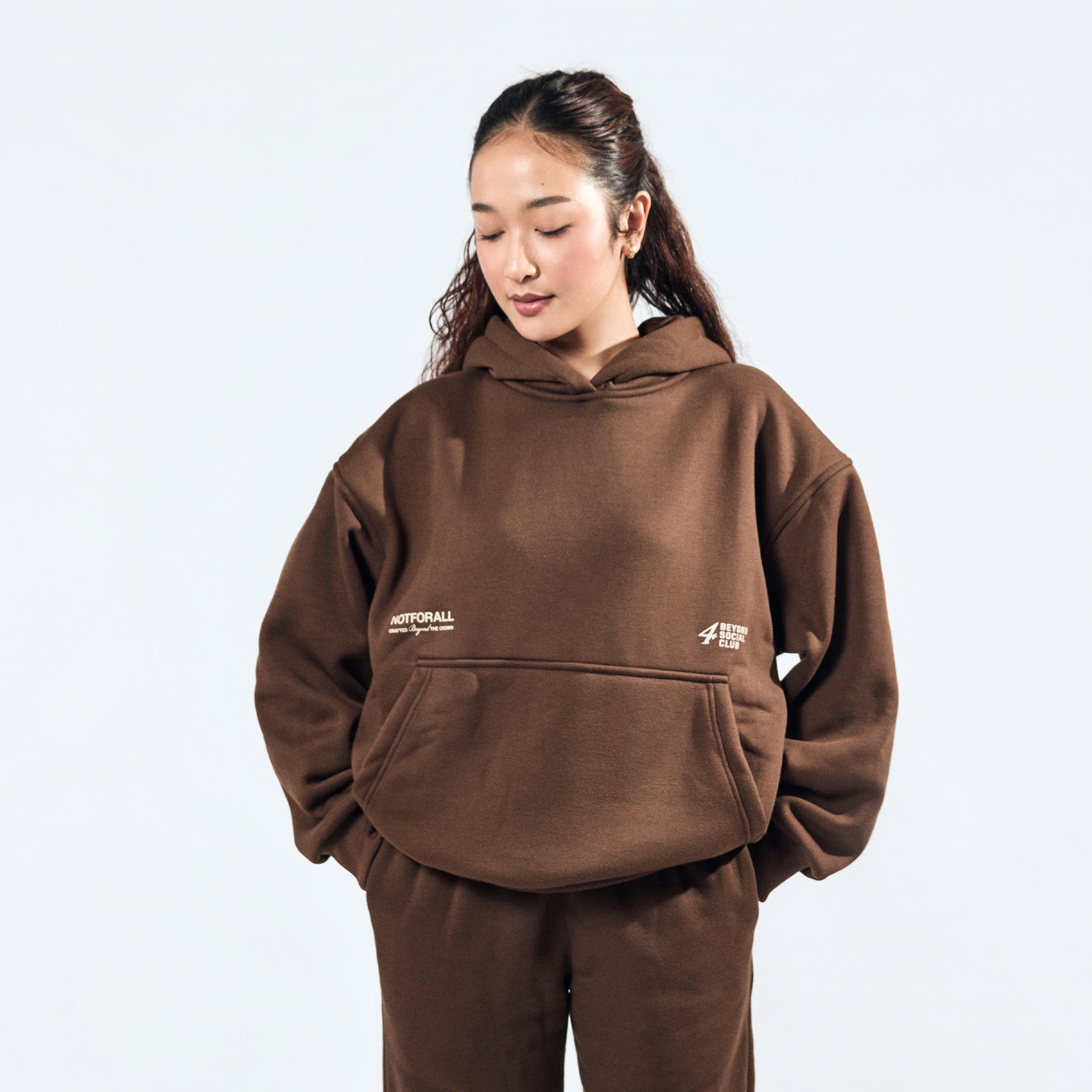 SIGNATURE HOODIE IN MOCHA