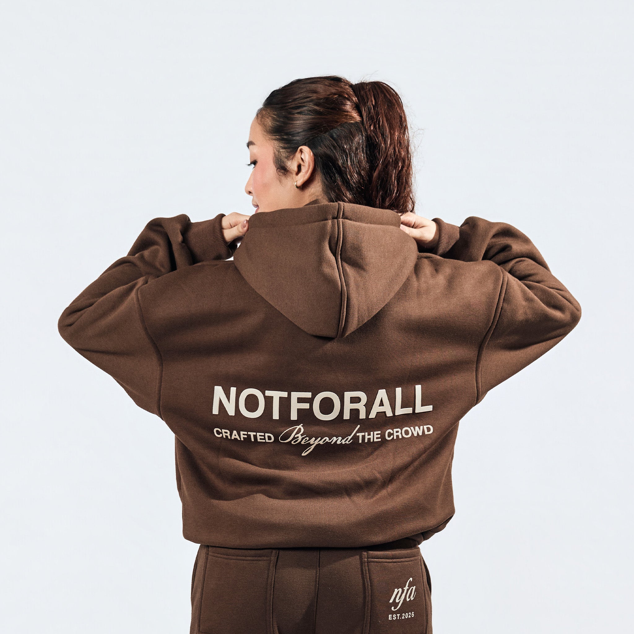 SIGNATURE HOODIE IN MOCHA