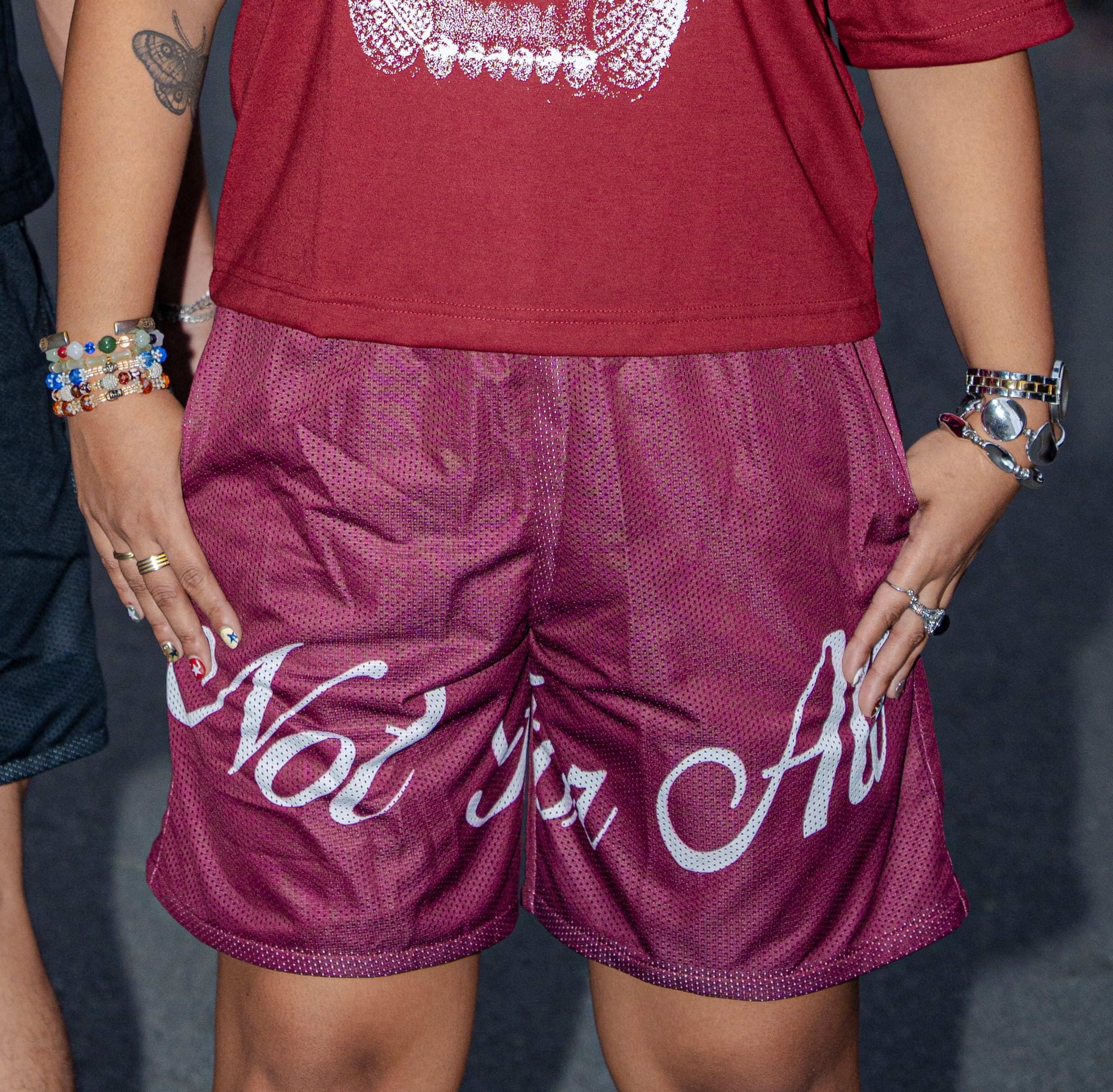 SIGNATURE MESH SHORTS IN BORDEAUX