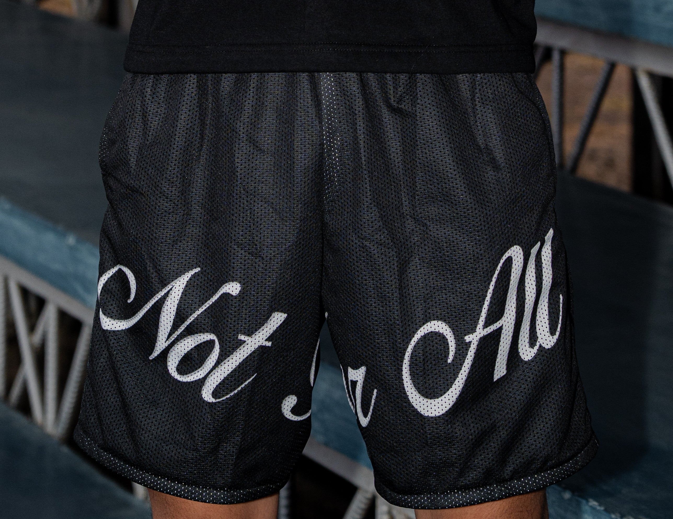 SIGNATURE MESH SHORTS IN OBSIDIAN BLACK