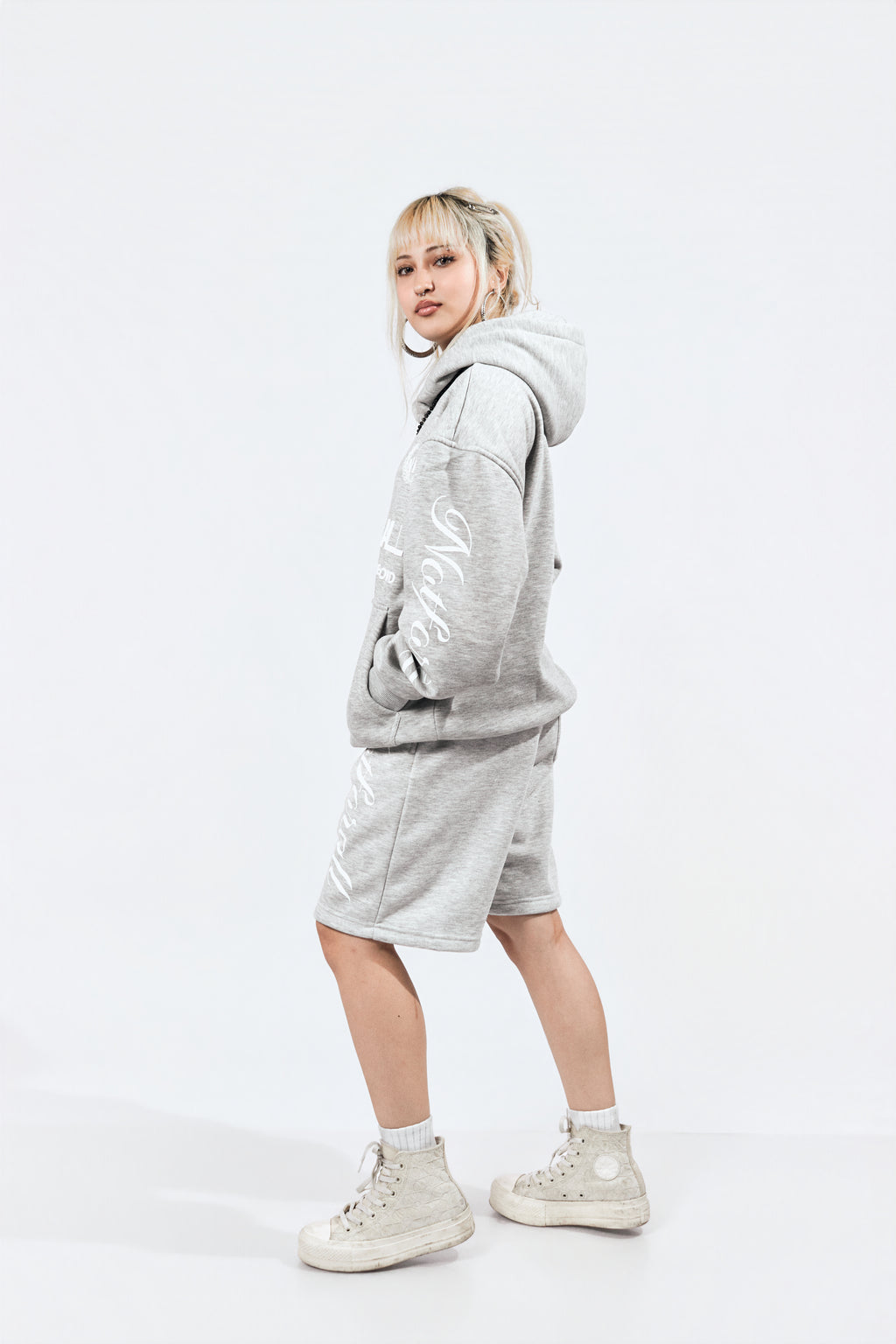 CLASSIC HOODIE IN GREY