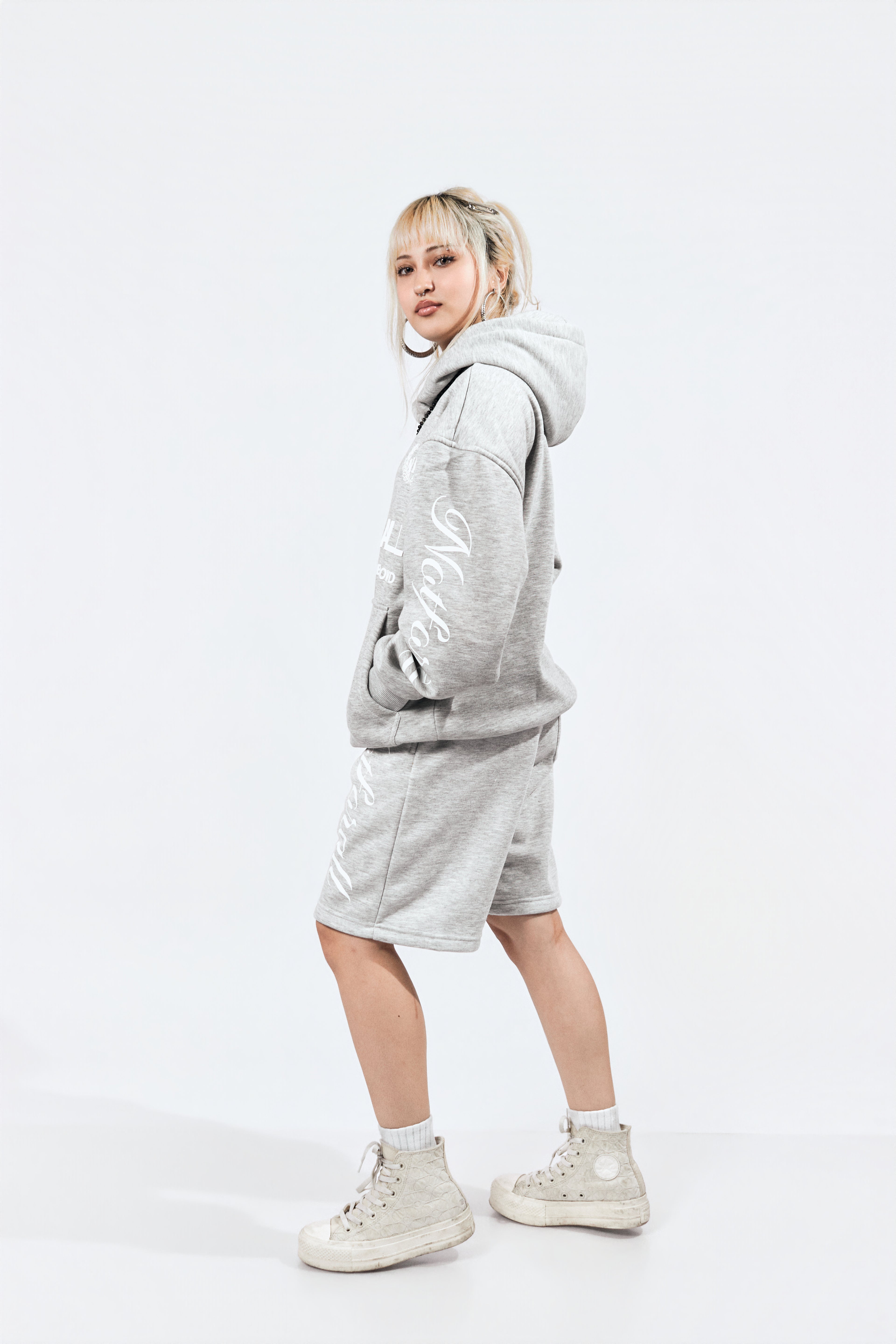 CLASSIC HOODIE IN GREY