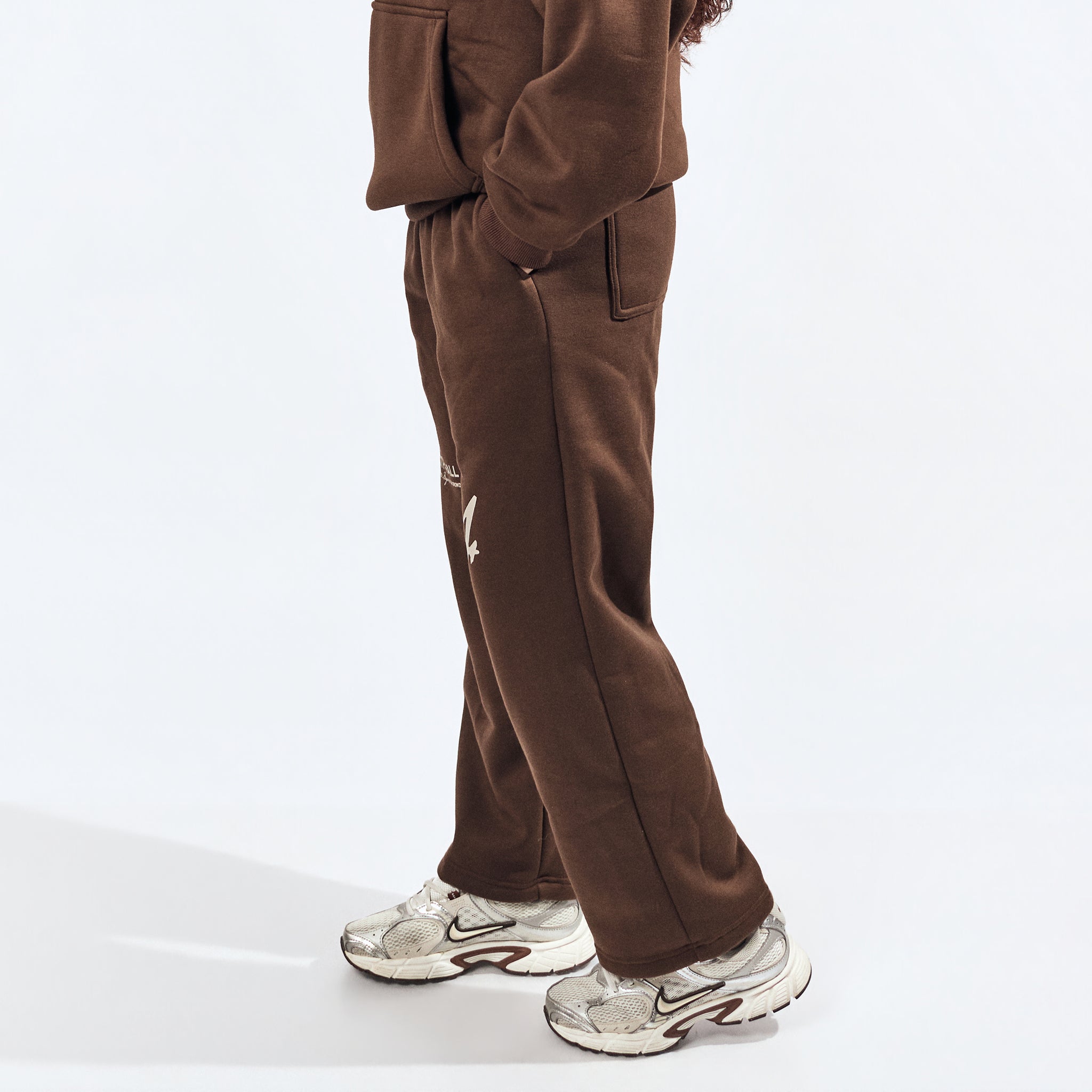 SIGNATURE SWEATPANTS IN MOCHA